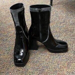 Stylish Black and Gray Men's Boots